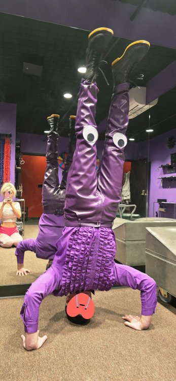 handstand.thumb.jpg.2899df8b69f2e215f3761ee9be1af2f8.jpg